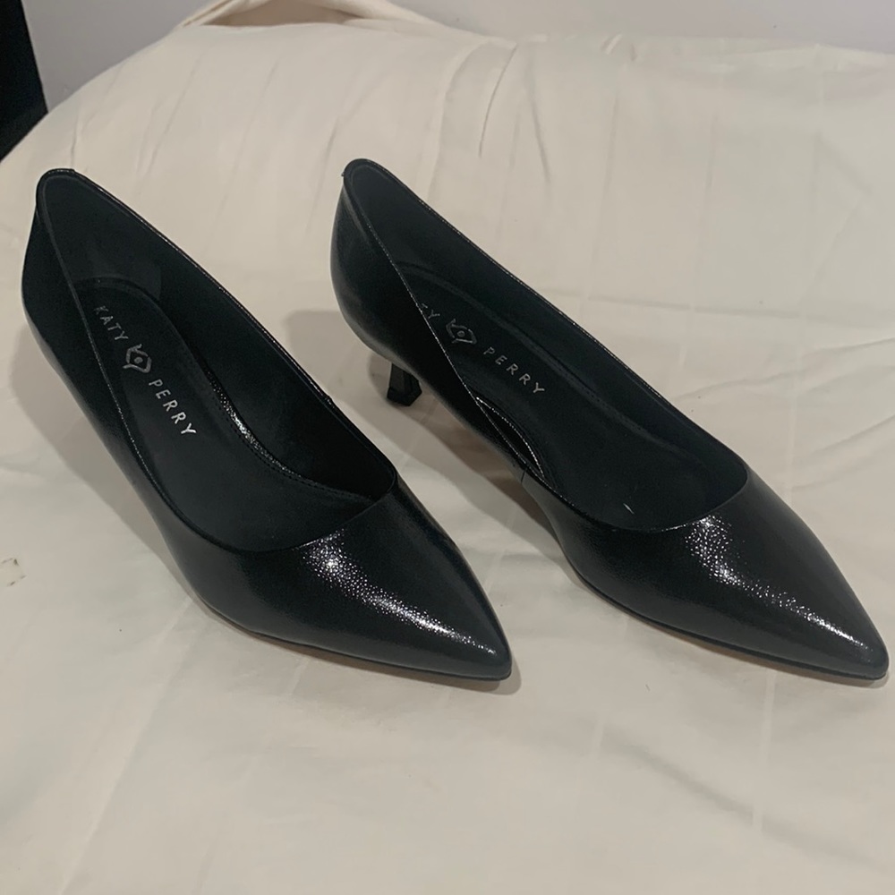 Selling theses beautiful 1 inch pumps. Used only once they are very nice.